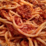 Dinner Idea:Simple spaghetti bolognese with garlic bread and a salad! #wowmoment #whatsfordinner #yum #pasta #italiannight 