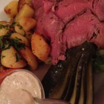 Dinner Idea: Juicy slices of rare roast beef with roasted potatoes, pickle and horseradish sauce! So easy and delicious! #yum #wowmoment #whatsfordinner #beef 