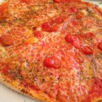 Dinner Idea: #Pizza with smoked #mozzarella and red chili peppers! #yum #wowmoment #whatsfordinner #saturdaynight #vegetarian #flexitarian #fresh #italianfoodlove