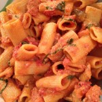 Dinner Idea: #Rigatoni in a tomato #ricotta and #mushroom sauce with basil and #garlic. Serve with #fresh #bread ! #wowmoment #weekdaysupper #whatsfordinner #vegetarian #noodles #italianfoodlove #vegan (with soy cream instead of ricotta)