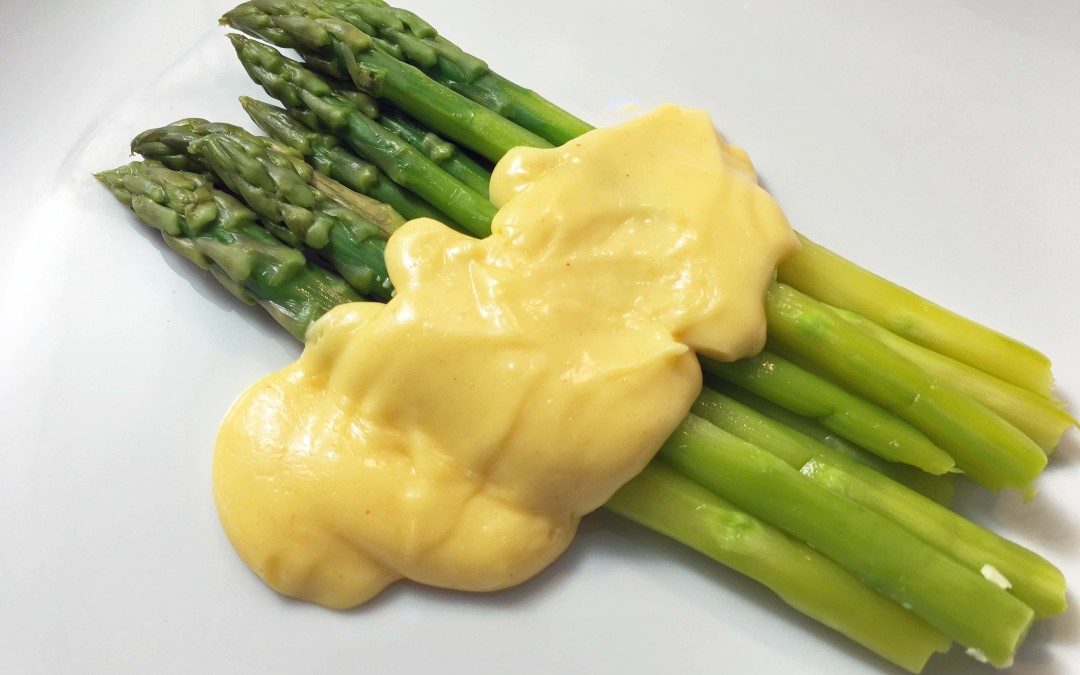 Easy Hollandaise Sauce with Asparagus