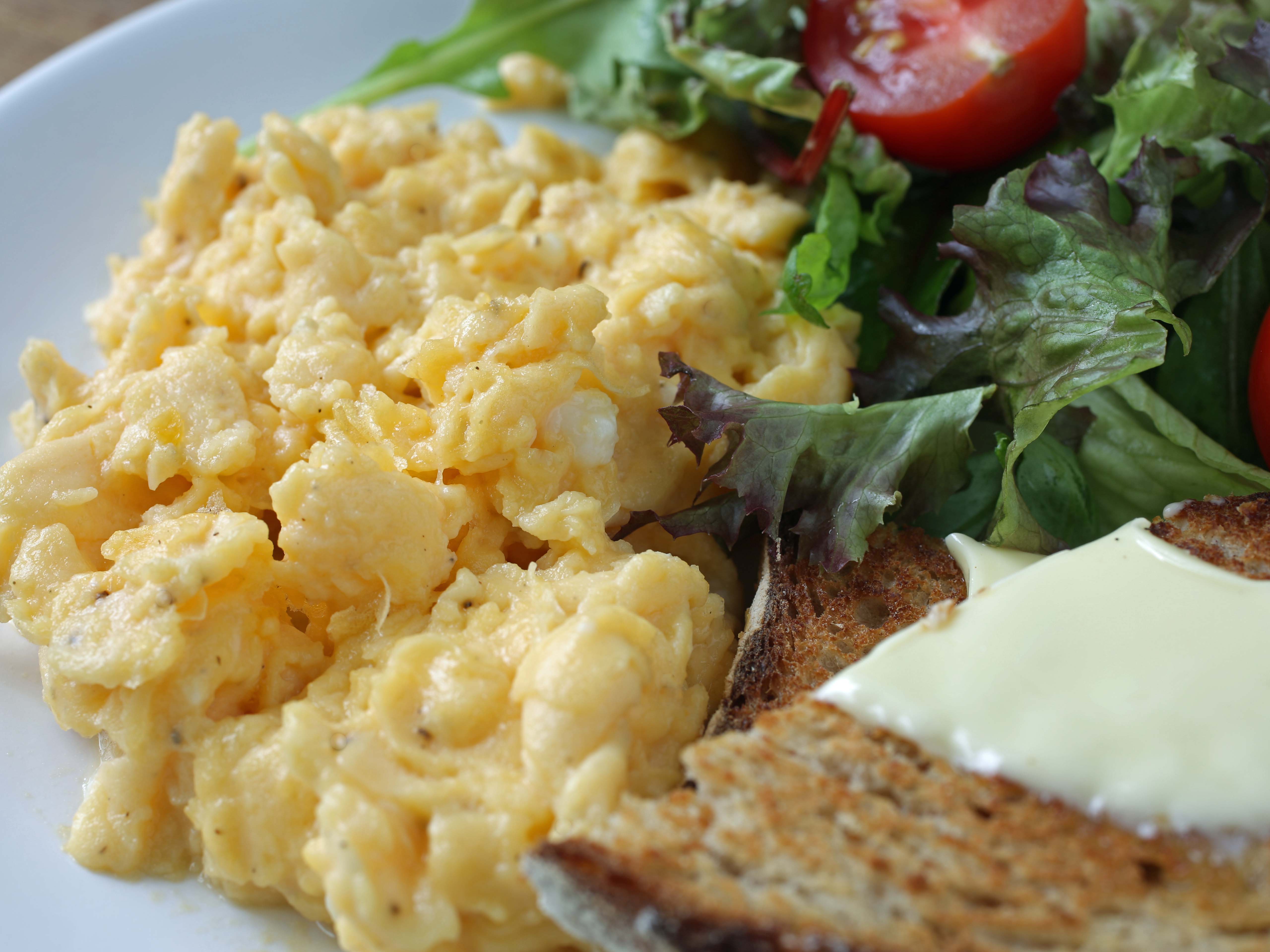 how to make scrambled eggs and omelettes 