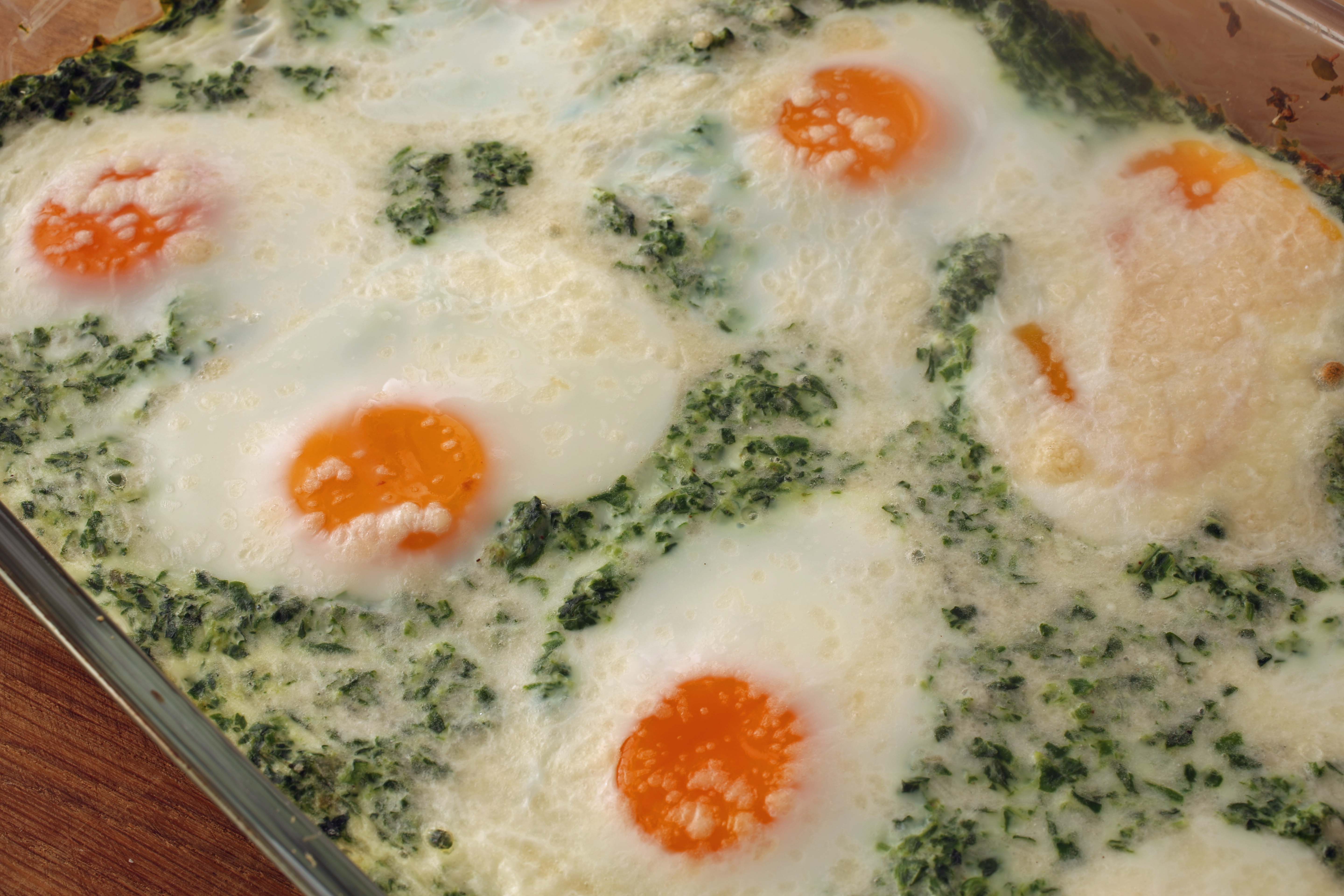 baked eggs in spinach