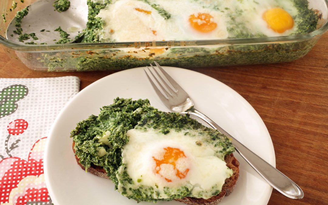 baked eggs in spinach