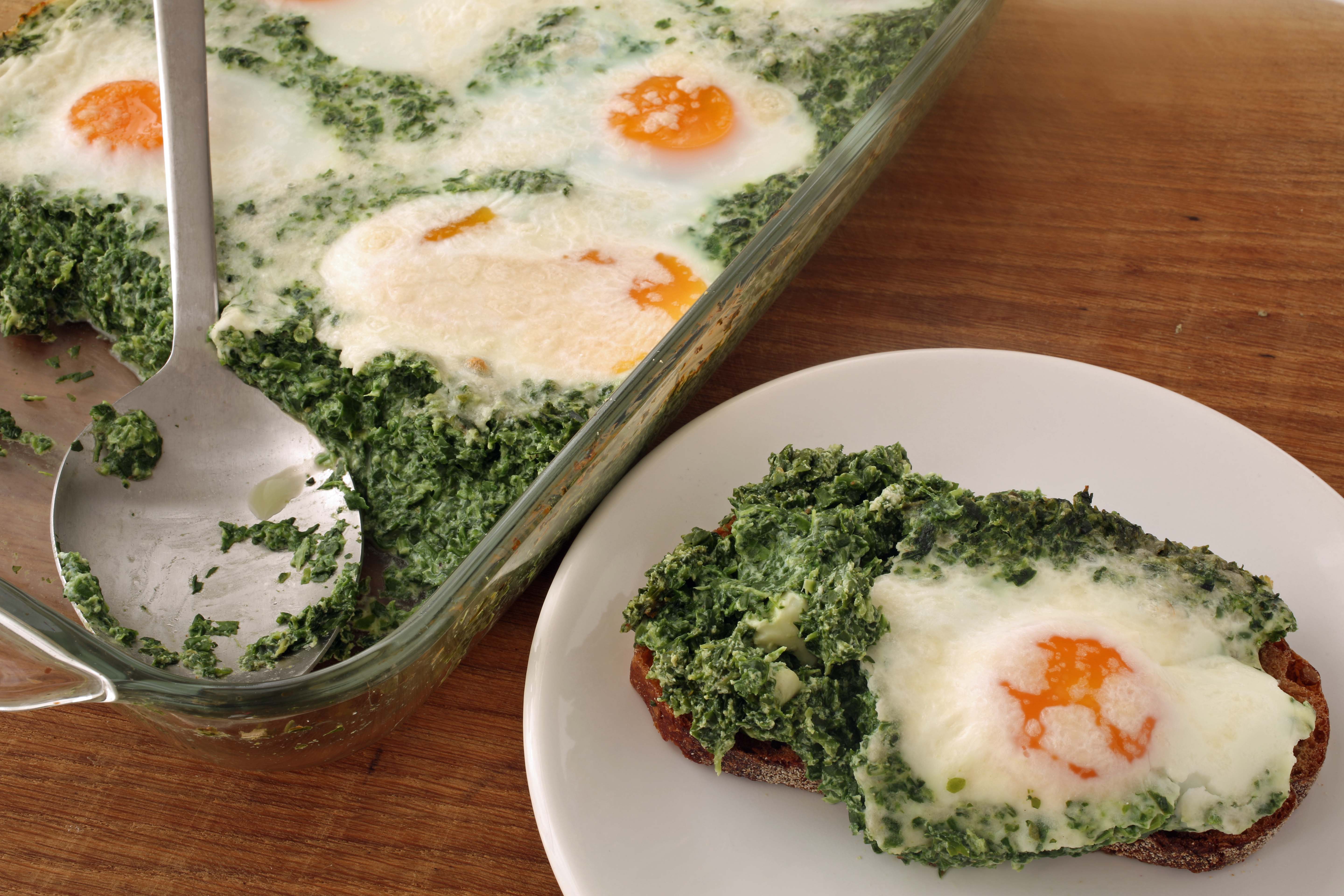 baked eggs in spinach